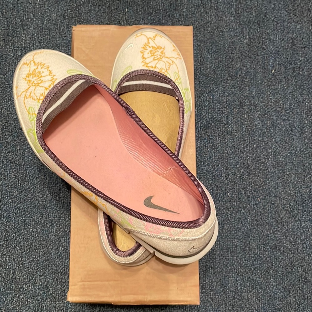 NIKE WMNS Ballerina Flats